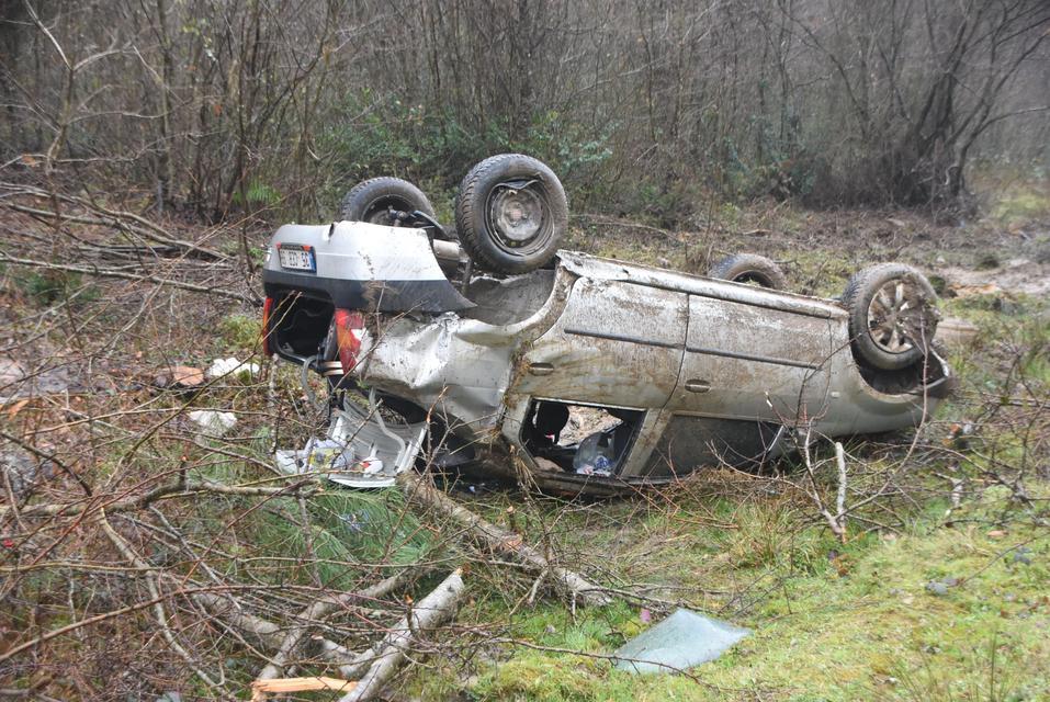 SİNOP'TA OTOMOBİL TAKLA ATTI: 1'İ ÇOCUK 5 YARALI