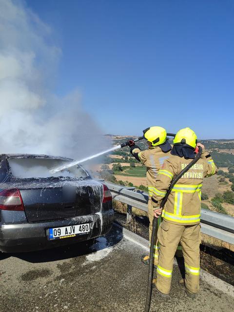 BALIKESİR'DE OTOMOBİL OTOYOLDA YANDI