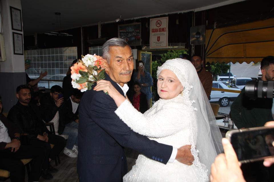 EŞİNE 45 YIL SONRA GELİNLİK GİYDİRDİ, GÖZYAŞLARINI TUTAMADI 70 YAŞINDAKİ YAŞLI ADAM, 66 YAŞINDAKİ EŞİYLE DAVULLU ZURNALI DÜĞÜN YAPTI DAMAT: "EŞİMİN İÇİNDE HEP UKDE OLARAK KALMIŞTI"