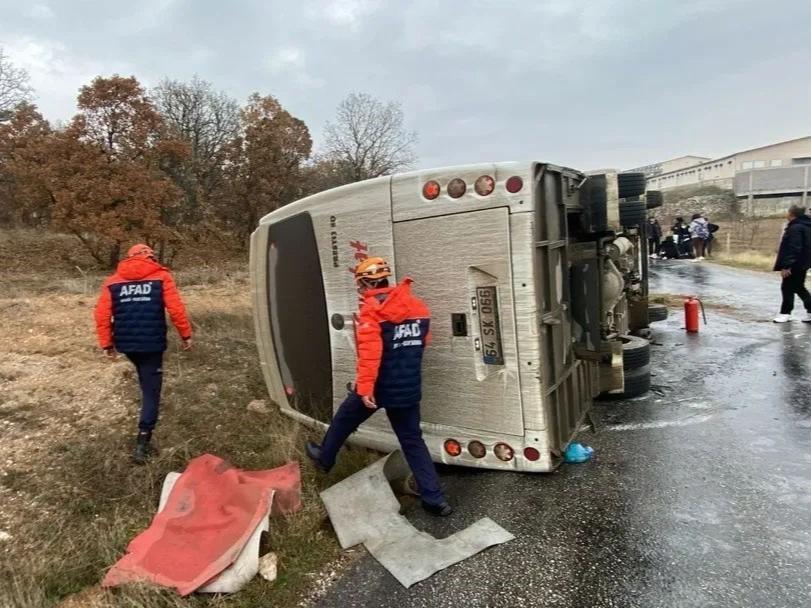 Yolcu taşıyan midibüs yan yattı: 5 yaralı