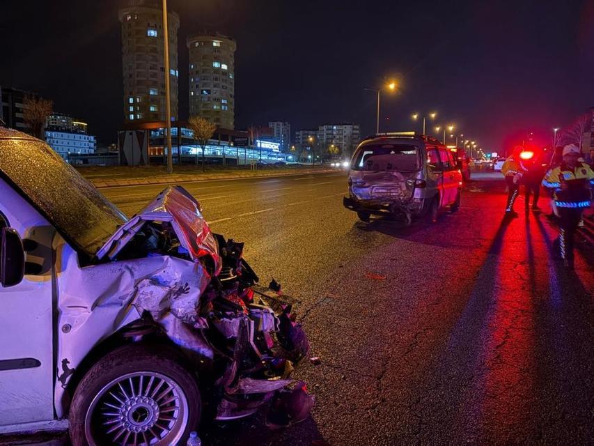 Arızalı minibüse arkadan çarptı: Aynı aileden 7 aylık bebek dahil 6 yaralı