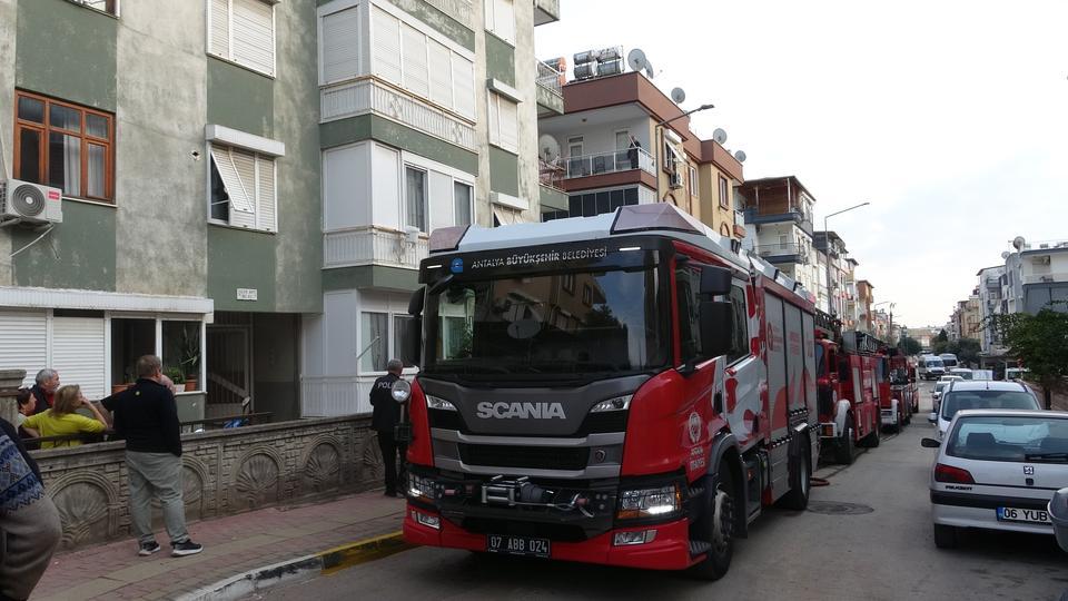 Evleri yanan genç kızı anne ve babası sarılarak teselli etti