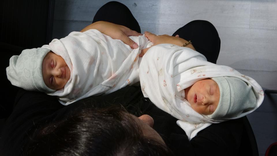 MİLYONDA BİR GÖRÜLEN DOĞUM OLAYI TRABZON'DA GERÇEKLEŞTİ GEBELİKTE DÜNYADA ÜÇÜNCÜ TÜP BEBEK VAKASI TRABZON'DA YAŞANDI, İKİ RAHMİNDEN İKİ BEBEK DÜNYAYA GELDİ İKİ RAHMİNDE BİRDEN GEBELİK YAŞAYAN ATAGÜN ÇİFTİ 6 YILLIK MÜCADELENİN ARDINDAN İKİZLERİNE TRABZON'DA KAVUŞTU