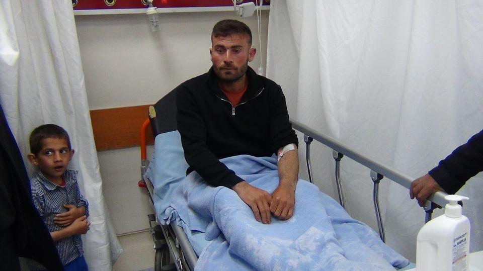 KARS'TA SÜRÜNÜN ÜZERİNE YILDIRIM DÜŞTÜ: 2 ÇOBAN YARALANDI, 10 HAYVAN TELEF OLDU