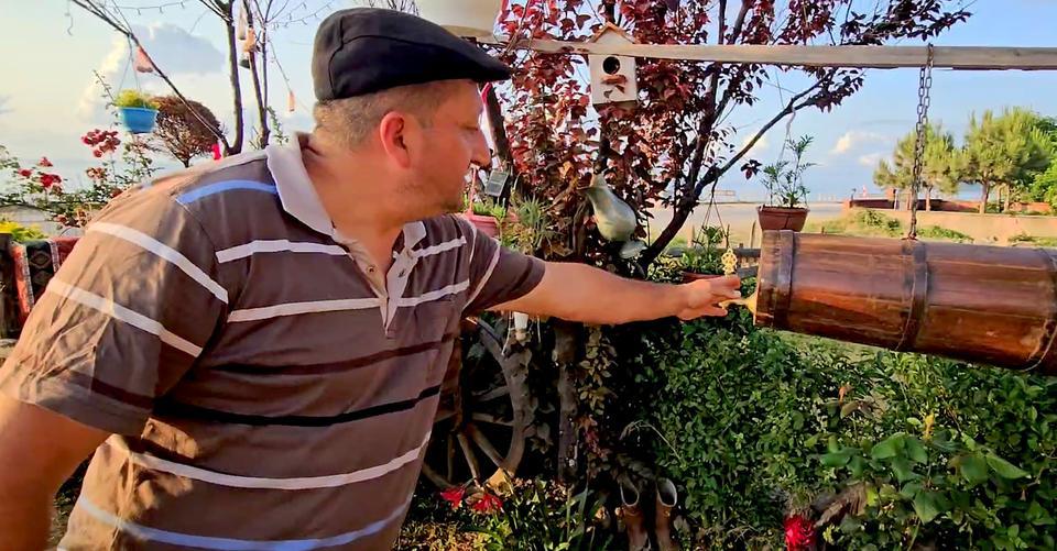 BİR HEVESLE BAŞLADI, ÇOCUKLUĞUNA YOLCULUK İÇİN BAHÇESİNİ ADETA MÜZEYE DÖNÜŞTÜRDÜ ÇOCUKLUK ÖZLEMİNİ 4 YIL UĞRAŞARAK DÖNÜŞTÜRDÜĞÜ BAHÇEDE GİDERİYOR