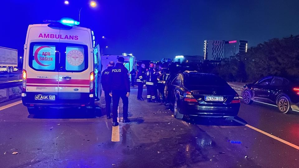 OTOBANDA 4 ARAÇLI ZİNCİRLEME KAZA: 10 YARALI İSTANBUL İSTİKAMETİNDE UZUN KUYRUKLAR OLUŞTU