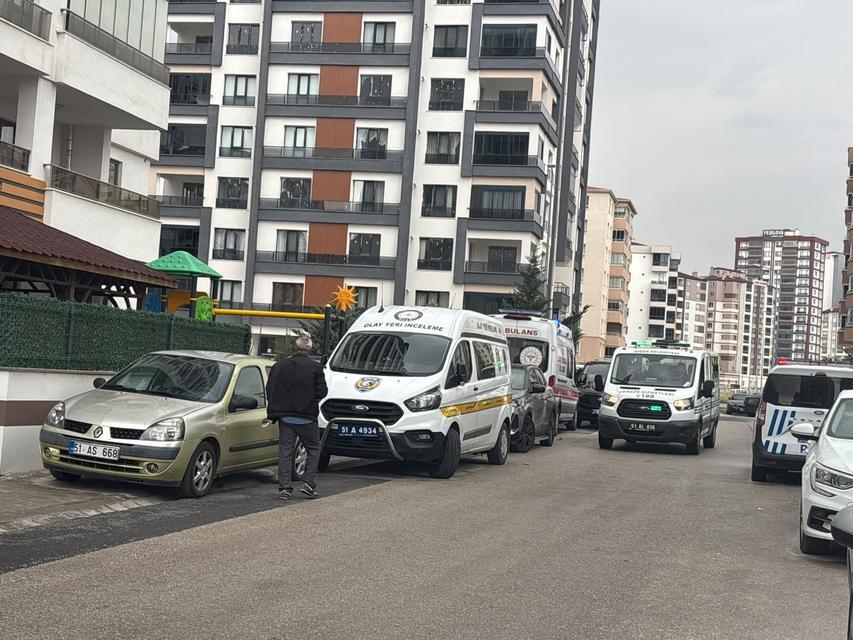 Genç kız çatı katında ölü bulundu