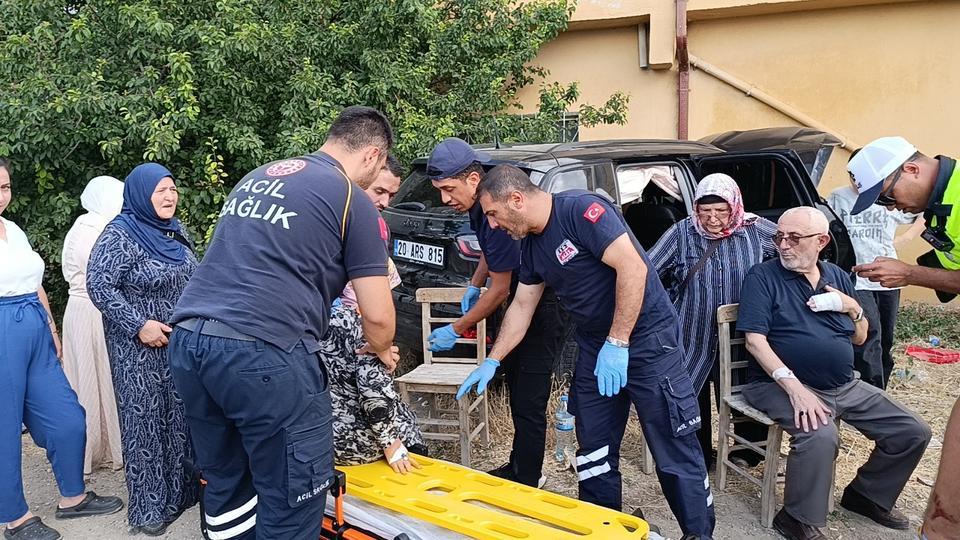 İki otomobil çarpıştı: 5 kişi yaralandı