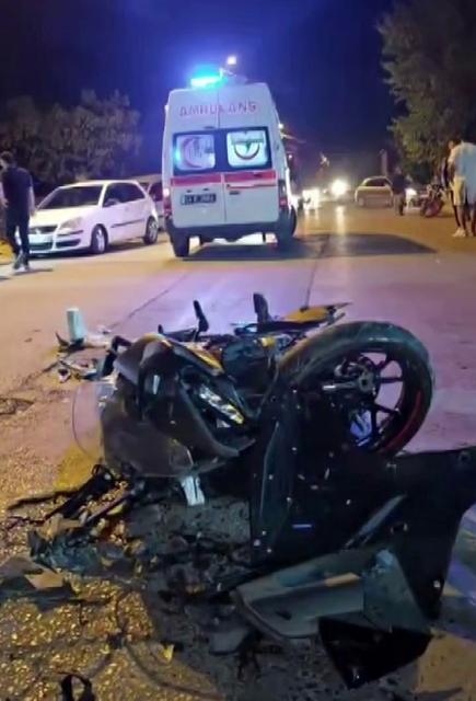 Motosiklet sürücüsü metrelerce savruldu