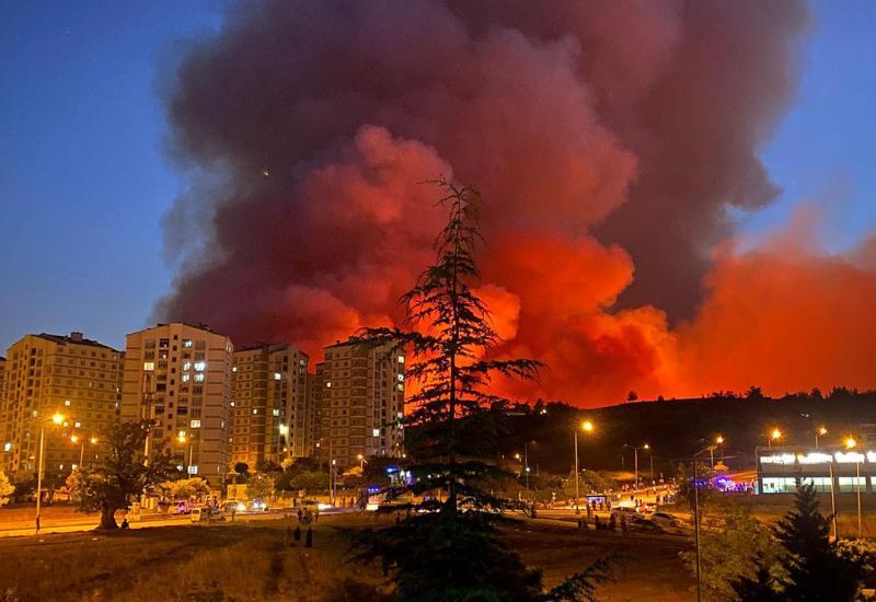 Tahliye edilen mahalle sakinleri, spor kompleksine yerleştirildi