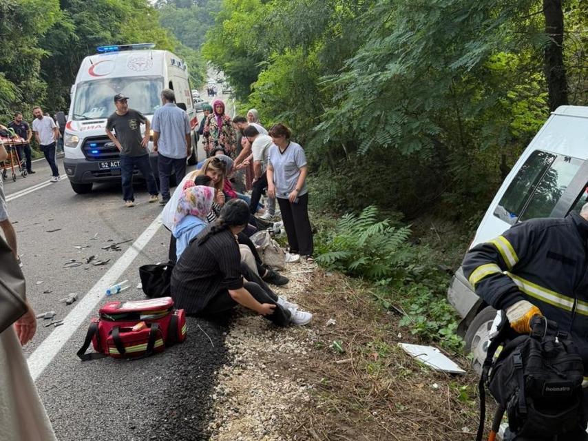 Servis minibüsü kaza yaptı: 15 yaralı