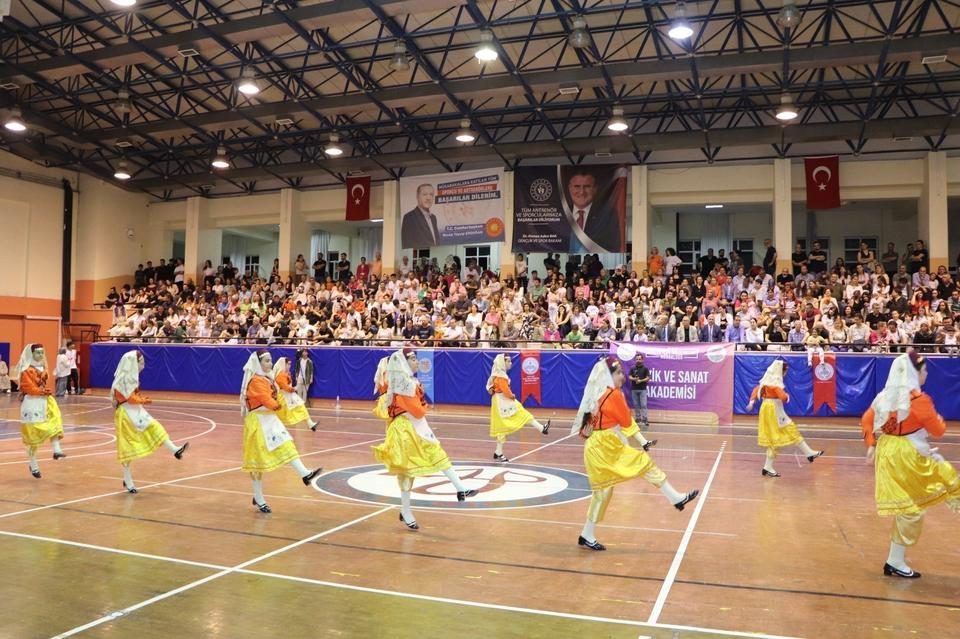EFELER'DE ULUSLARARASI HALK DANSLARI FESTİVALİ GERÇEKLEŞTİRİLDİ