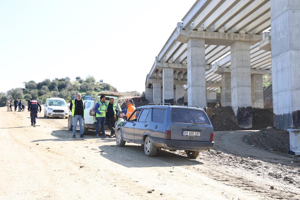 AYDIN-DENİZLİ OTOBAN YOLU İNŞAATINDA İŞ KAZASI ONLARCA TON AĞIRLIĞINDAKİ KİRİŞ VİYADÜKTEN DÜŞTÜ, KAZADA CAN KAYBI YAŞANMAMASI TESELLİ KAYNAĞI OLDU