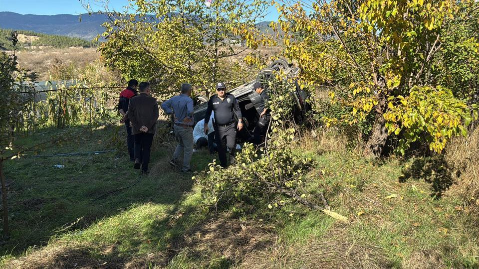 Kamyonet 38 metre aşağı yuvarlandı: 1 ölü, 1 yaralı