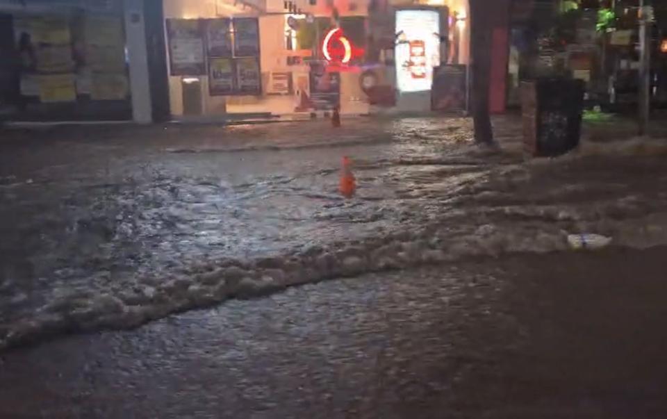 Sağanak yağışta caddeler dereye döndü