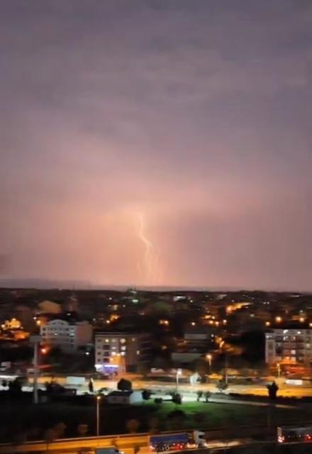 Şimşekler geceyi gündüze çevirdi