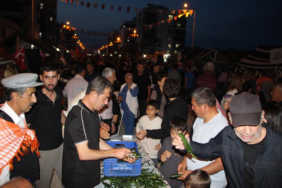 ÇOCUKLUĞUNDA YEDİĞİ SALATALIĞI UNUTAMAYAN MUHTAR 1 TON SALATALIK DAĞITTI