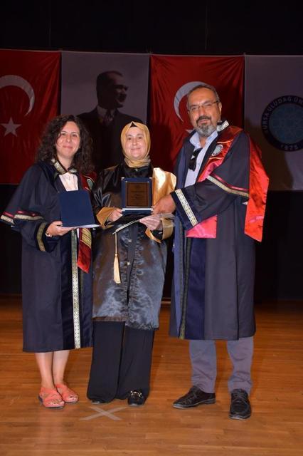 50 yaşındaki anne, üniversitede bölüm birincisi oldu