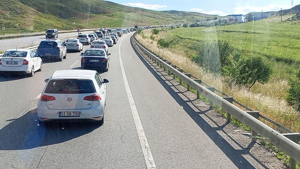 İzmir yolu tamamen kilitlendi