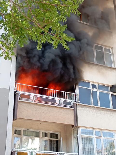 Apartmanda yangın paniği: 5 kişi dumandan etkilendi