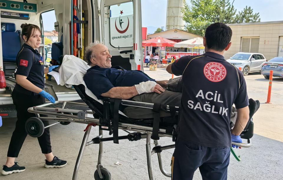 Elini motorlu testereye kaptırdı