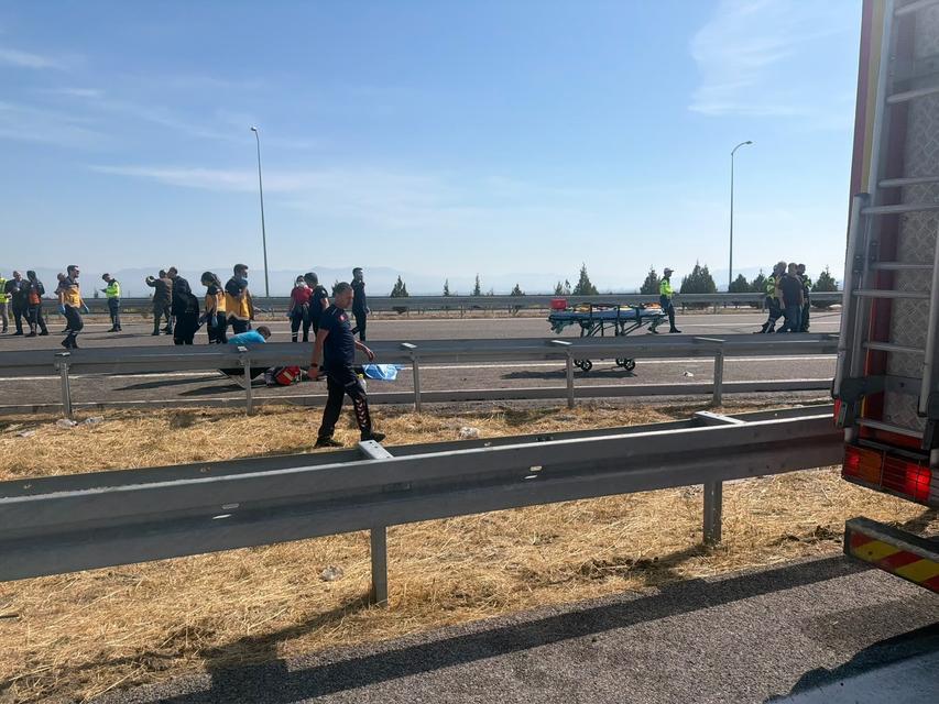 MANİSA'DA KATLİAM GİBİ KAZA İZMİR - İSTANBUL OTOYOLUNDA TIR İLE OTOBÜS ÇARPIŞTI: 11 ÖLÜ