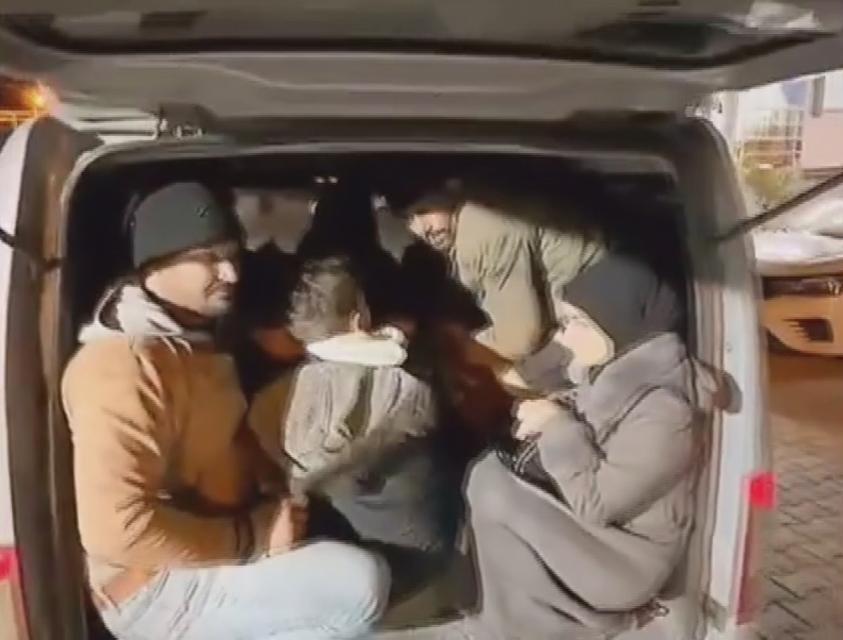 Hafif ticari araca tıka basa doldurulan 13 göçmen yakalandı