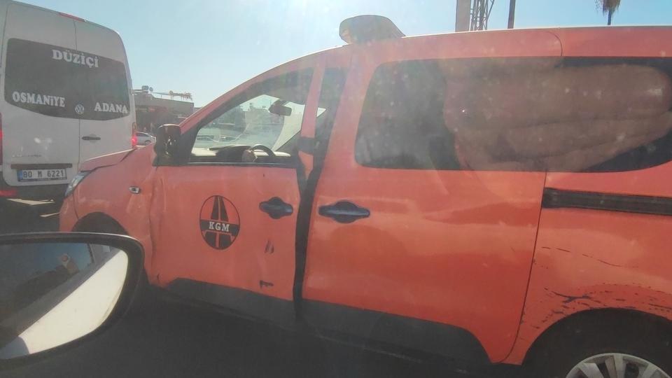 Emniyet kemerini kazalı kapıya bağladı