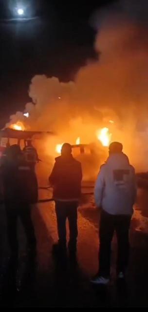 Çarpışan 2 araç alev topuna döndü: 2 yaralı