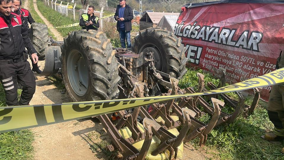 Devrilen traktörün altında kalan sürücü hayatını kaybetti