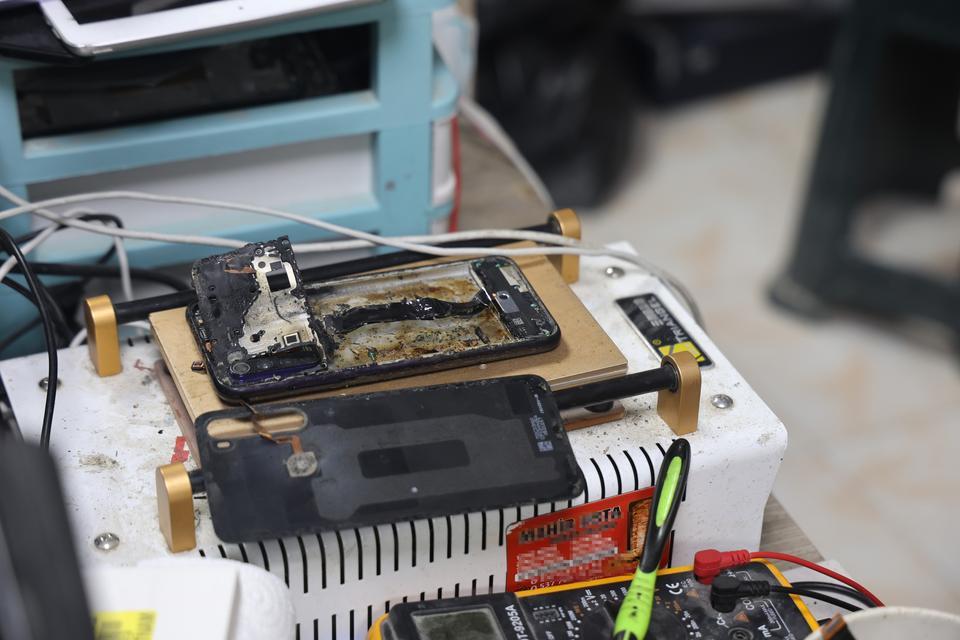 Telefon bataryası bomba gibi patladı