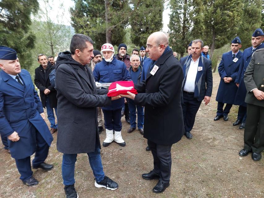 EVİNDE YANARAK HAYATINI KAYBEDEN KIBRIS GAZİSİ ASKERİ TÖRENLE DEFNEDİLDİ