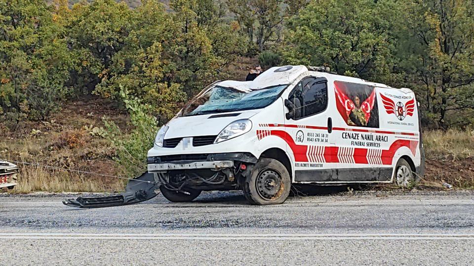Özel cenaze nakil aracı şarampole devrildi: 1 yaralı