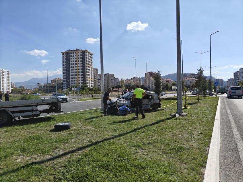 Otomobiller çarpıştı: 2 ölü, 2 yaralı