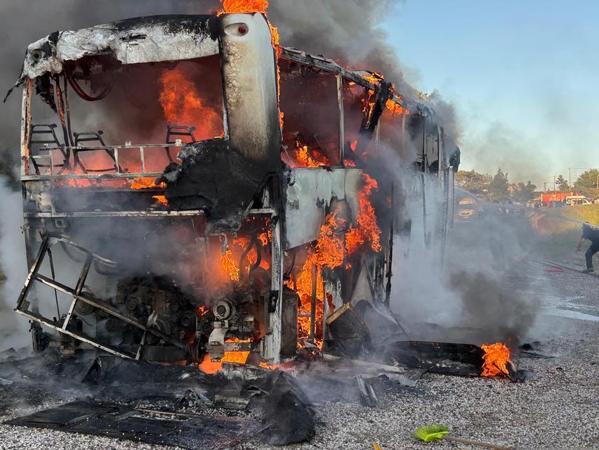 Otobüs alev topuna döndü