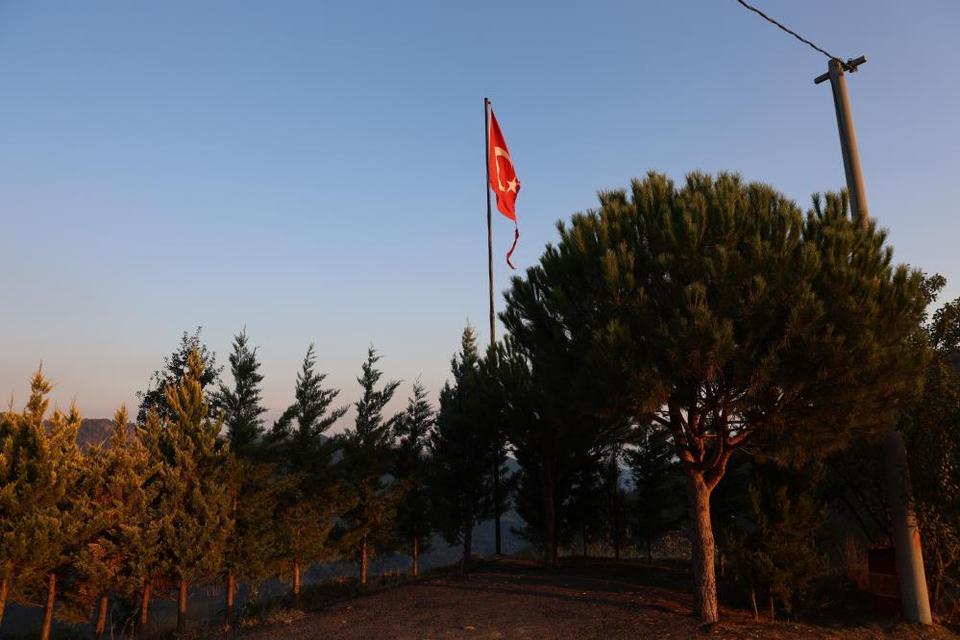 Aydın'da yırtılan Türk bayrağı değiştirileceği günü bekliyor
