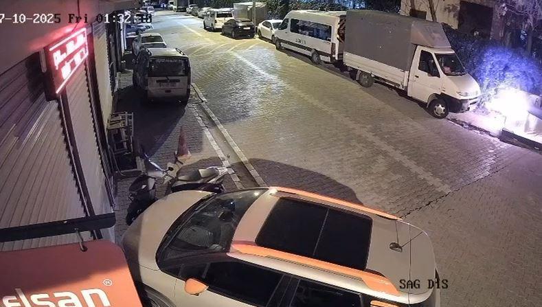 Sokakta ateş yakıp kaçtı: Park halindeki araç yanmaktan son anda kurtuldu