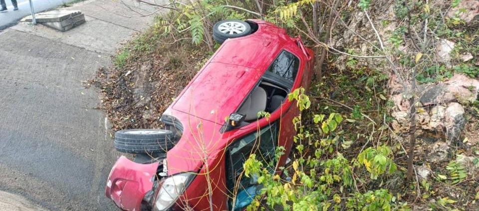 Takla atan otomobil yan yattı: 3 yaralı