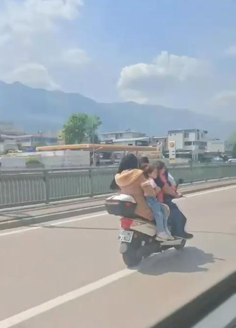 BURSA'DA MOTOSİKLETE 5 KİŞİ BİNEN AİLE YÜREKLERİ AĞZA GETİRDİ