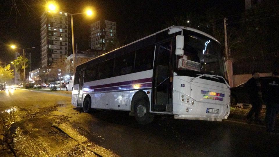ÖZEL HALK OTOBÜSÜ ÇUKURA DÜŞTÜ, ŞOFÖRÜ "YOL YARILDI İÇİNE GİRDİK" DEDİ