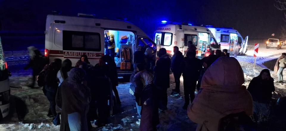 GÜMÜŞHANE'DE YOLCU OTOBÜSÜ KAZA YAPTI: 2'Sİ ÇOCUK 14 YARALI