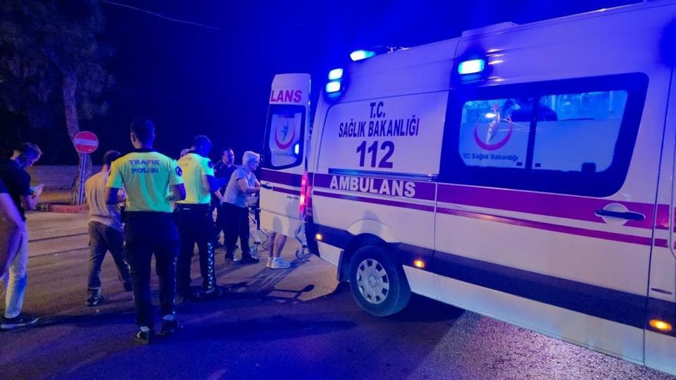 Şerit değiştiren otomobil motosiklete çarptı