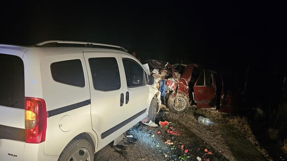 Çorum’da hafif ticari araç ile otomobil çarpıştı: 5 yaralı