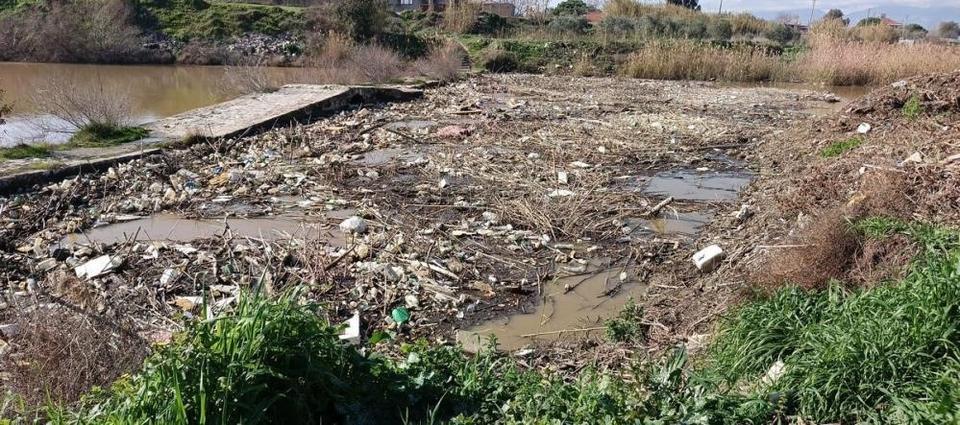 Aydın'da tarihi taş köprü temizlendi, doğaseverler "yüzer bariyer" istedi