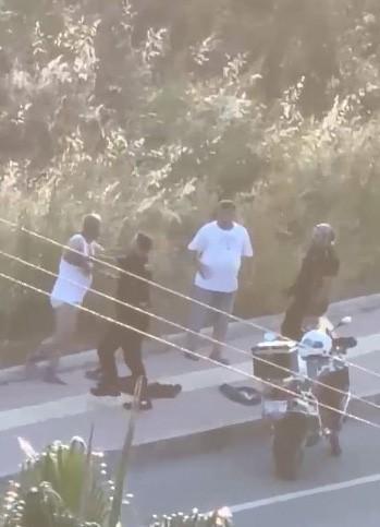Üst aramasında polislere direnen şahıslar ile polisler arasında arbede