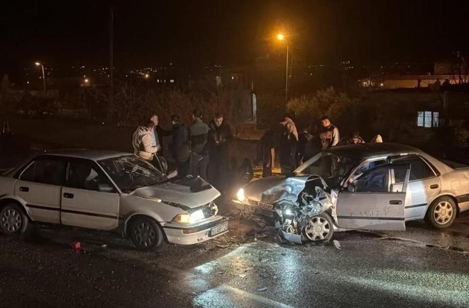 İki otomobil kafa kafaya çarpıştı: 4 yaralı