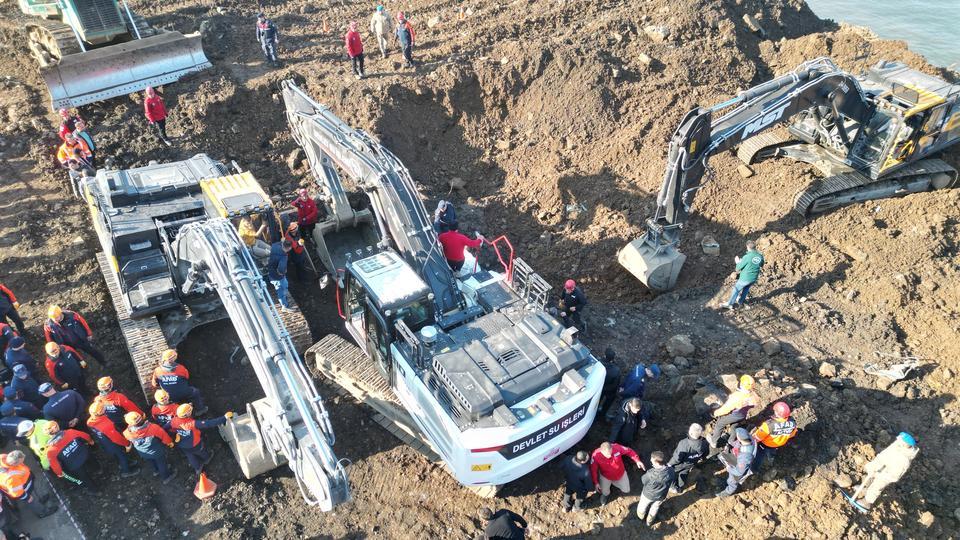 GİRESUNLU KAYIP GENÇLERİN İÇİNDE BULUNDUĞU ARACA ULAŞILDI
