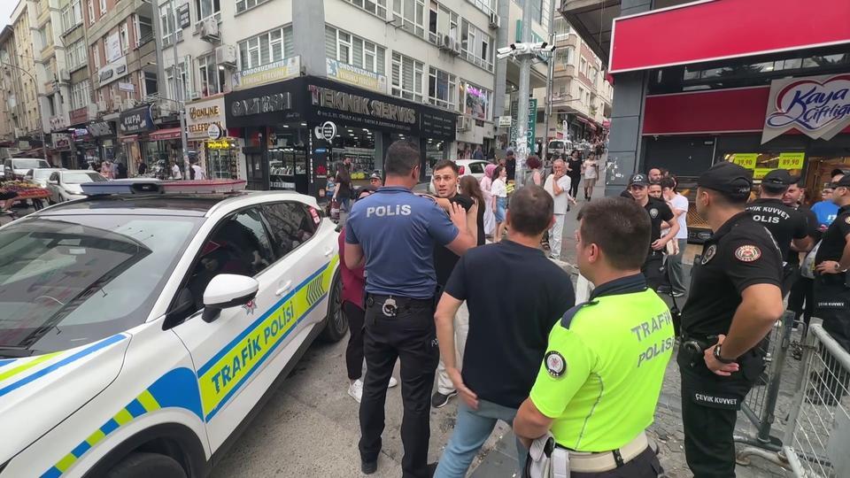 AVM'de "Ne bakıyorsun?" kavgası