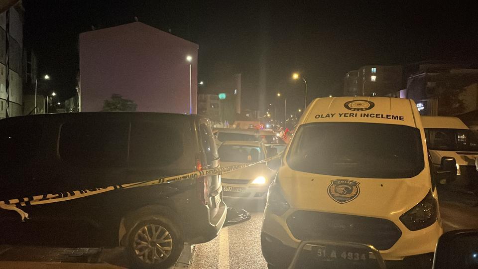 YOL KENARINDAKİ OTOMOBİLDE BİR KADIN ÖLÜ, BİR KİŞİ AĞIR YARALI HALDE BULUNDU