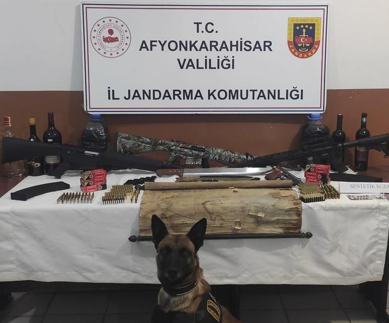 Kaçak alkol baskınına giden jandarma silah, uyuşturucu ve harita ele geçirdi
